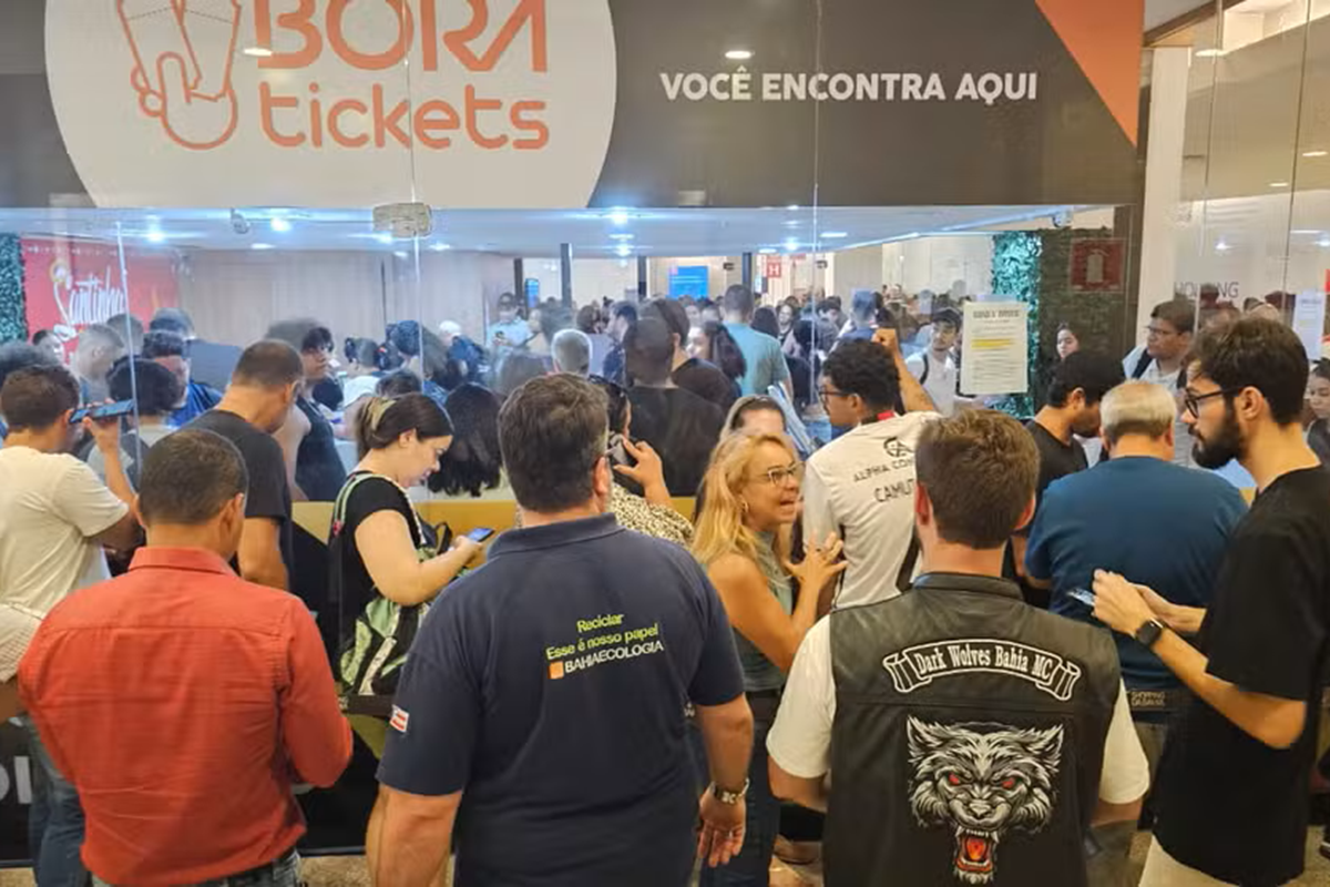 Tumulto marca início da venda de ingressos físicos para show do Guns N’ Roses em Salvador - 