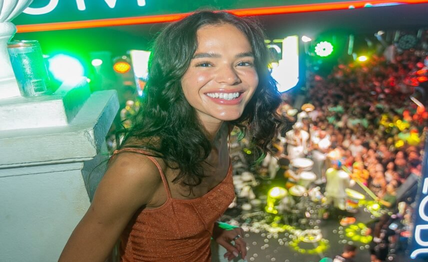 Bruna Marquezine prestigia ensaio da Timbalada em Salvador e recebe boas-vindas de Carlinhos Brown, confira giro de fotos - 