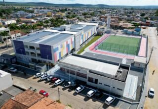 Jerônimo entrega 100ª escola de tempo integral e anuncia construção de hospital estadual durante agenda em Maracás - 