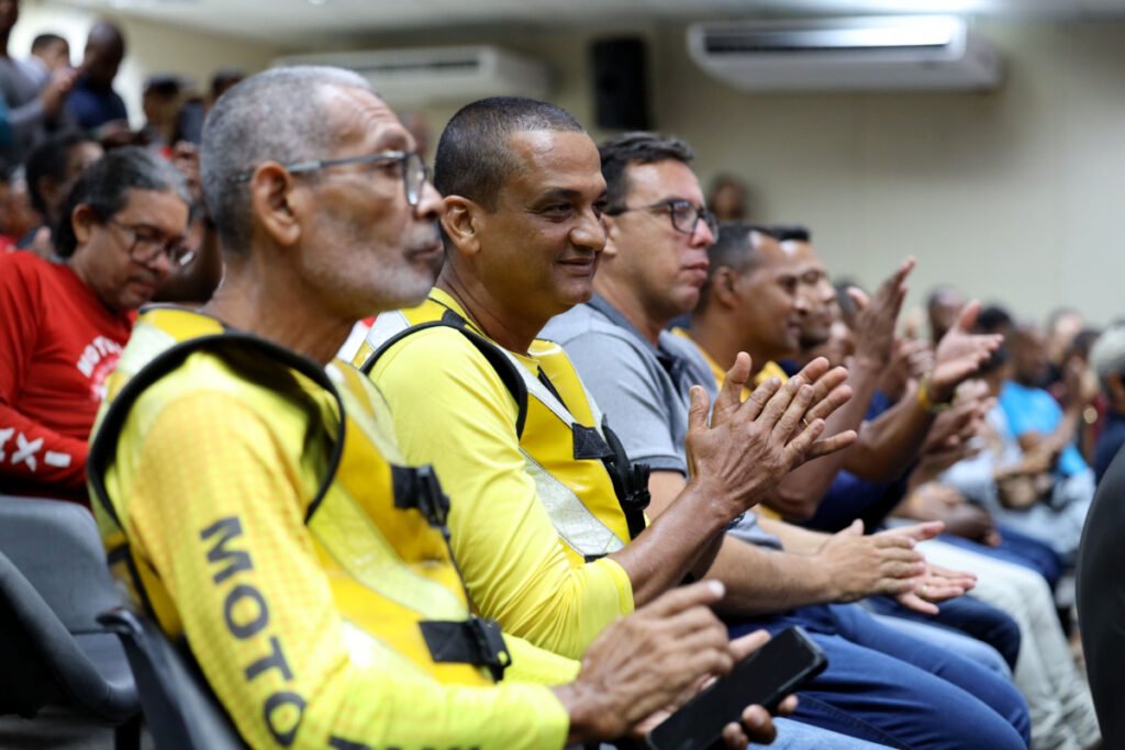 Estado entrega mais de 200 certificados e kits de proteção a mototaxistas e motofretistas da Bahia