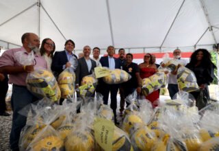 Governo da Bahia certifica mais de 200 mototaxistas e motofretistas e entrega equipamentos de segurança - 