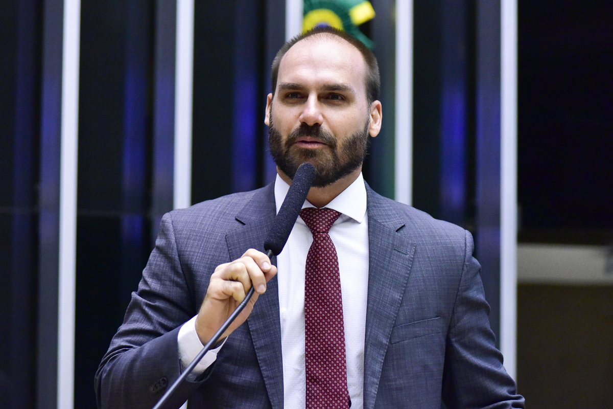 Polícia Federal determina retorno de Eduardo Bolsonaro ao cargo de escrivão após perda de mandato - 
