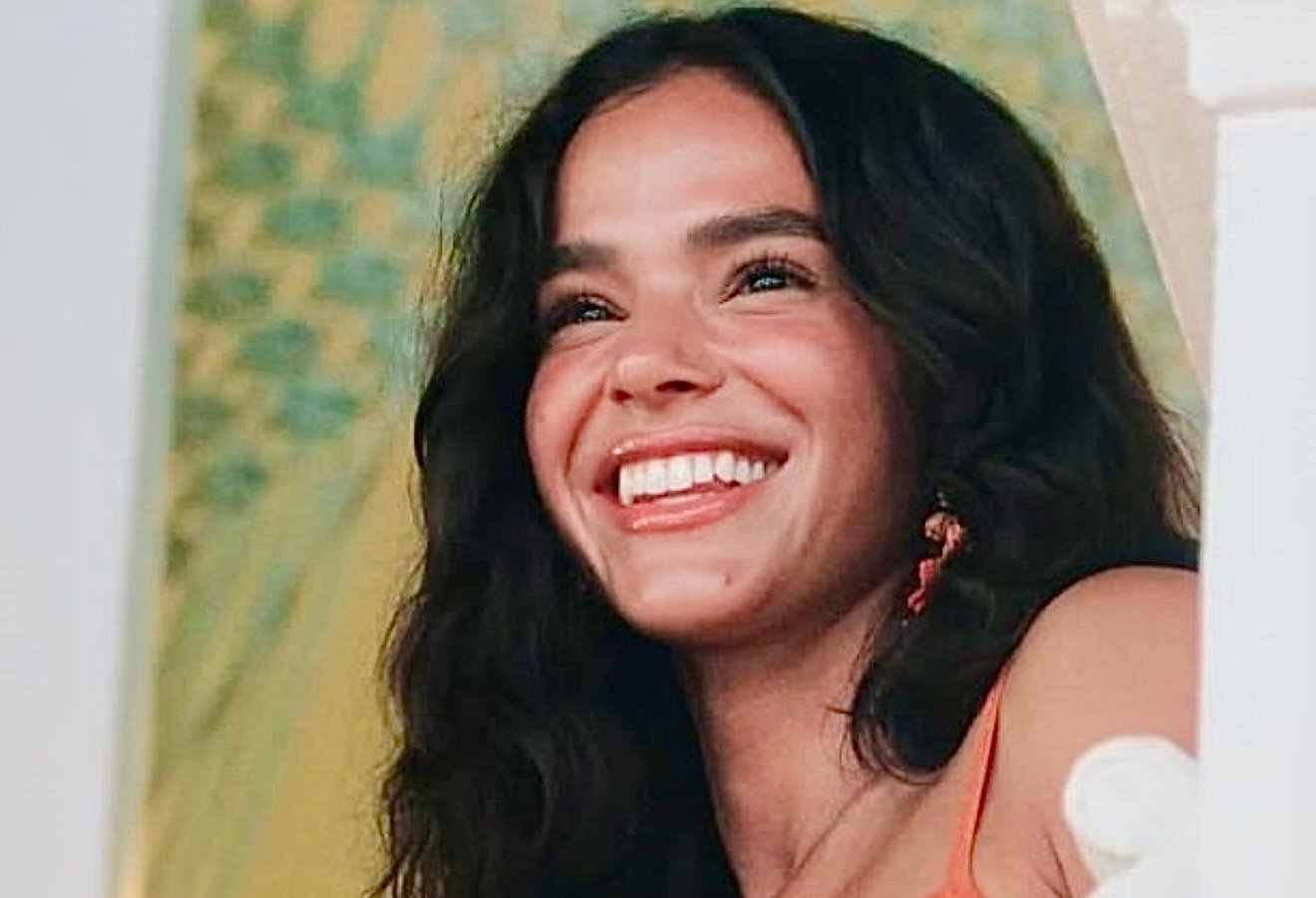 Bruna Marquezine prestigia ensaio da Timbalada em Salvador e recebe boas-vindas de Carlinhos Brown, confira giro de fotos - 