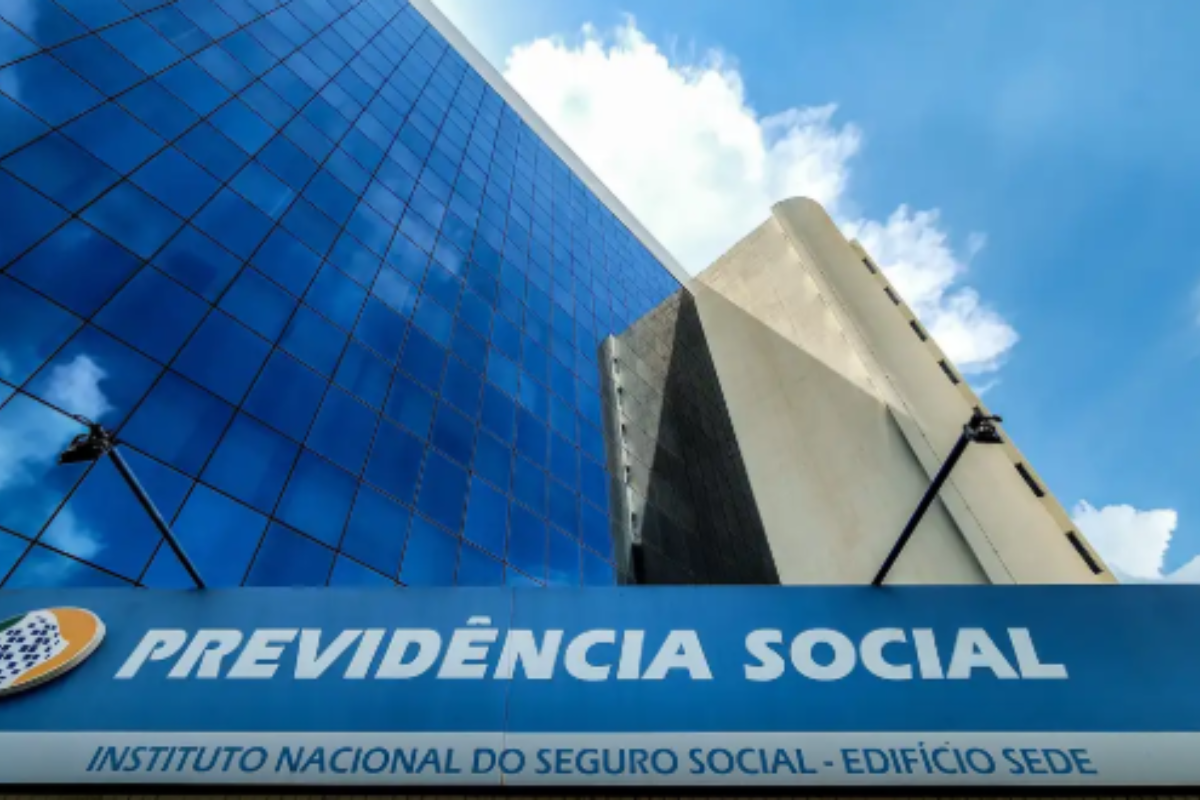 Lula sanciona lei que proíbe descontos associativos em benefícios do INSS após fraudes - 