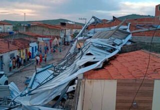 Temporal destelha prédio, derruba muros e alaga ruas em Jacobina - 