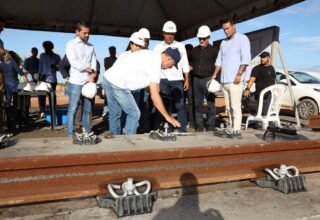Jerônimo Rodrigues vistoria obras do VLT e acompanha instalação de trilhos no Subúrbio: ‘ritmo acelerado’ - 