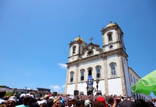Entenda o significado do branco, das flores e das fitinhas na Lavagem do Bonfim - 