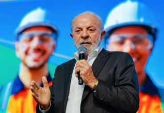 Lula vence todos os cenários de 2º turno, mas vê vantagem sobre Flávio Bolsonaro diminuir, aponta AtlasIntel - 