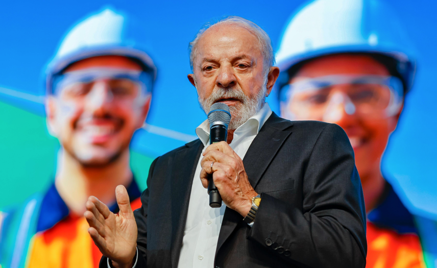 Lula vence todos os cenários de 2º turno, mas vê vantagem sobre Flávio Bolsonaro diminuir, aponta AtlasIntel - 