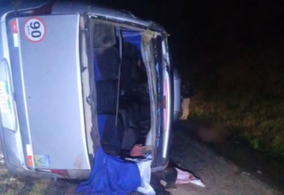 Acidente com micro-ônibus deixa dois mortos e 20 feridos no interior da Bahia - 