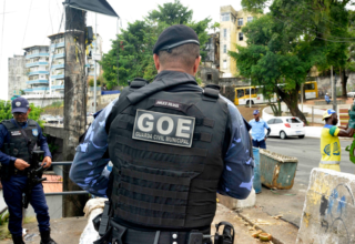 Operação conjunta interdita ferros-velhos irregulares e notifica comércios irregulares na região da Gamboa - 