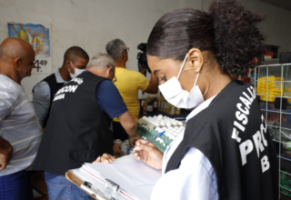 Operação conjunta apreende bebidas adulteradas às vésperas da Lavagem do Bonfim em Salvador - 