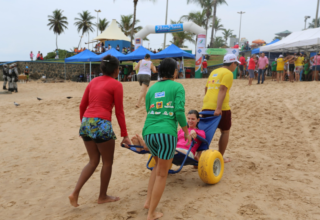 ParaPraia estreia em Madre de Deus com banho de mar assistido para pessoas com deficiência - 