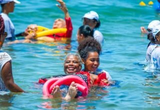 Prefeitura de Salvador inicia projeto que garante banho de mar assistido e acessível nesta sexta-feira - 