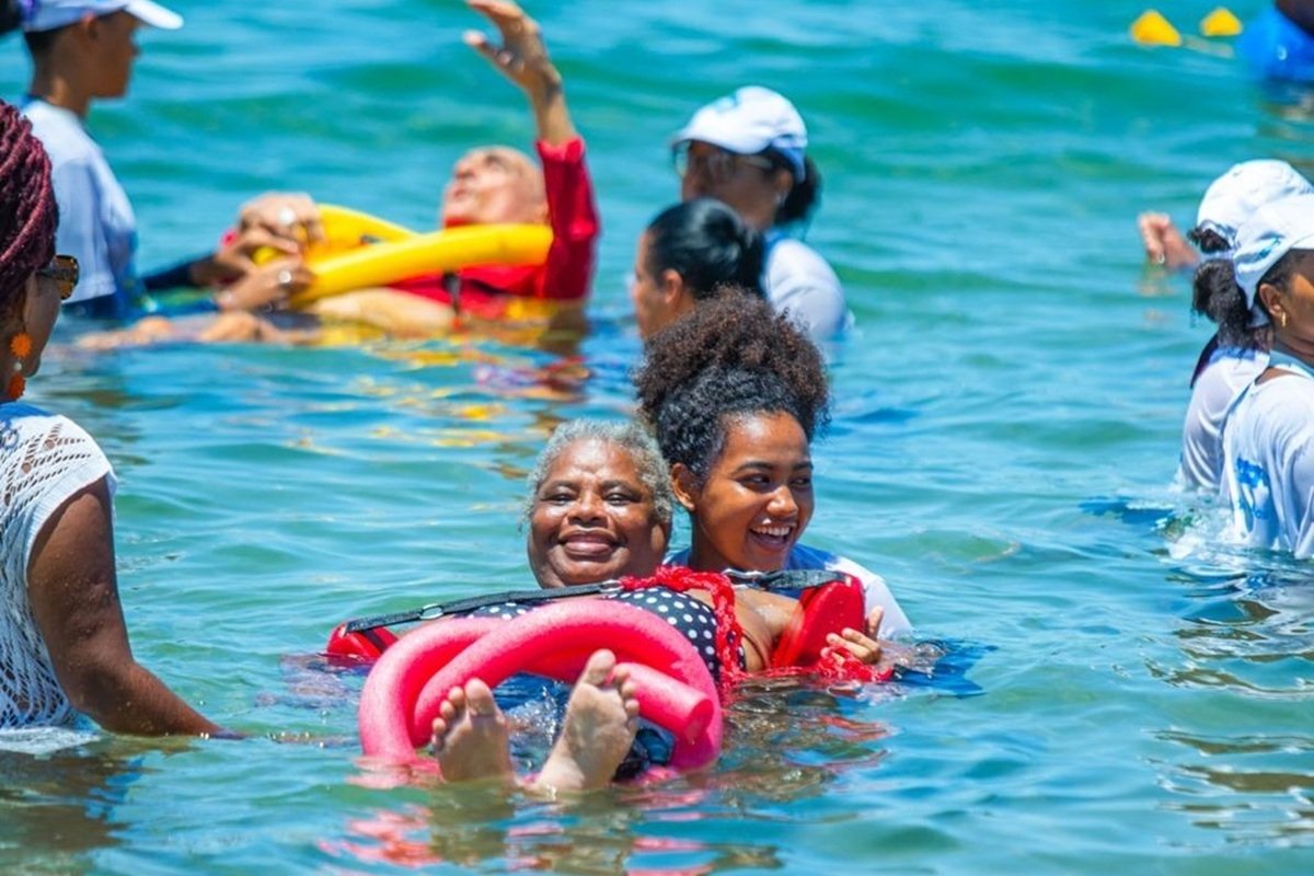 Prefeitura de Salvador inicia projeto que garante banho de mar assistido e acessível nesta sexta-feira - 