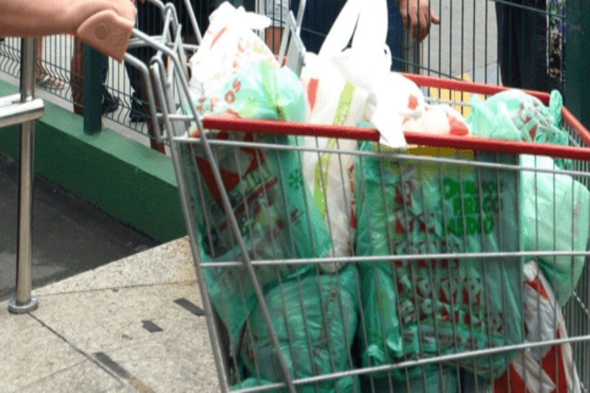 Supermercados de Salvador já começam a cobrar por sacolas plásticas neste fim de semana - 
