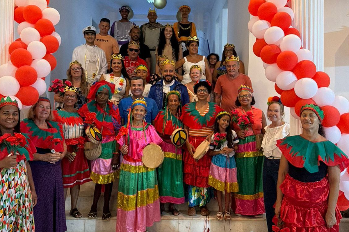 Terno de Reis volta às ruas de Pituaçu após 47 anos e celebra fé, memória e identidade cultural - 