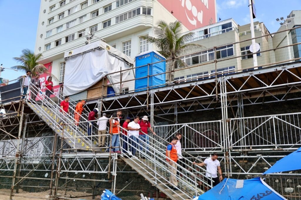 Prefeitura, Corpo de Bombeiros e MP-BA realizam vistoria em plataforma para ambulantes na Barra