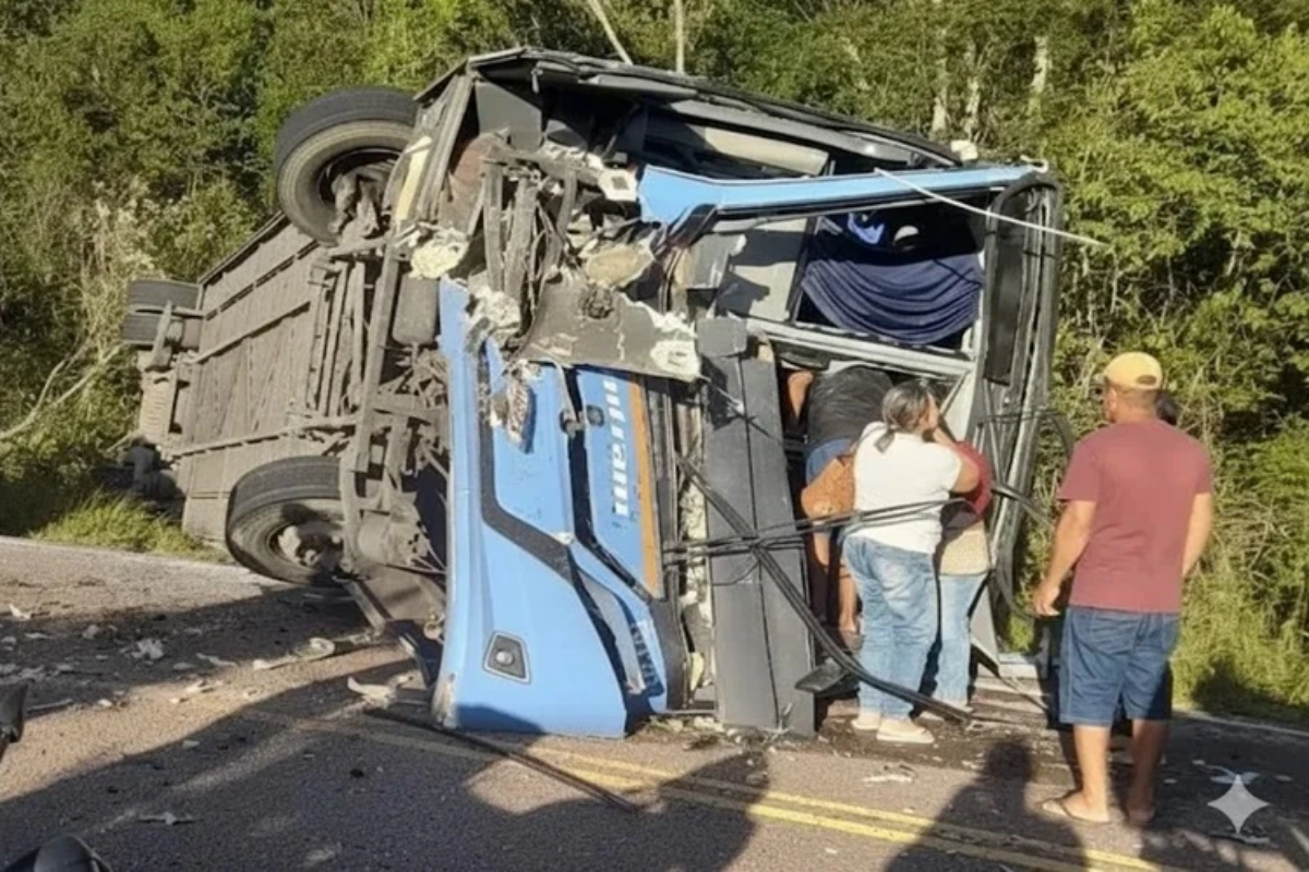 Acidente entre ônibus e caminhão deixa dois mortos e 22 feridos no sudoeste da Bahia - 