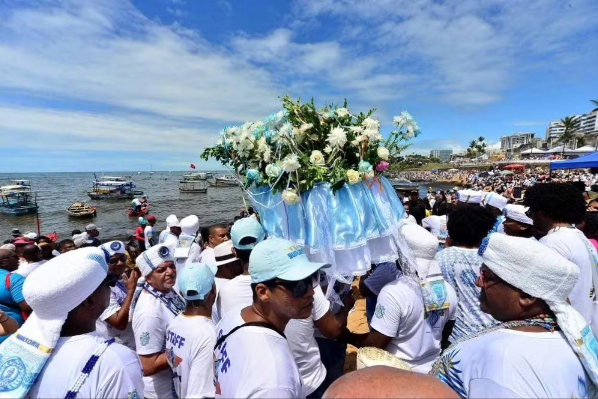 2 de fevereiro: Dia de Iemanjá transforma Rio Vermelho em mar de fé, branco e azul nos 104 anos da celebração - 