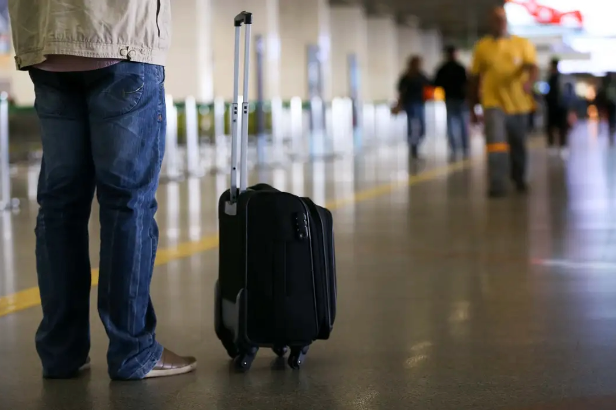 Entra em vigor suspensão de novos vistos de imigração para EUA que atinge Brasil e mais 74 países - 