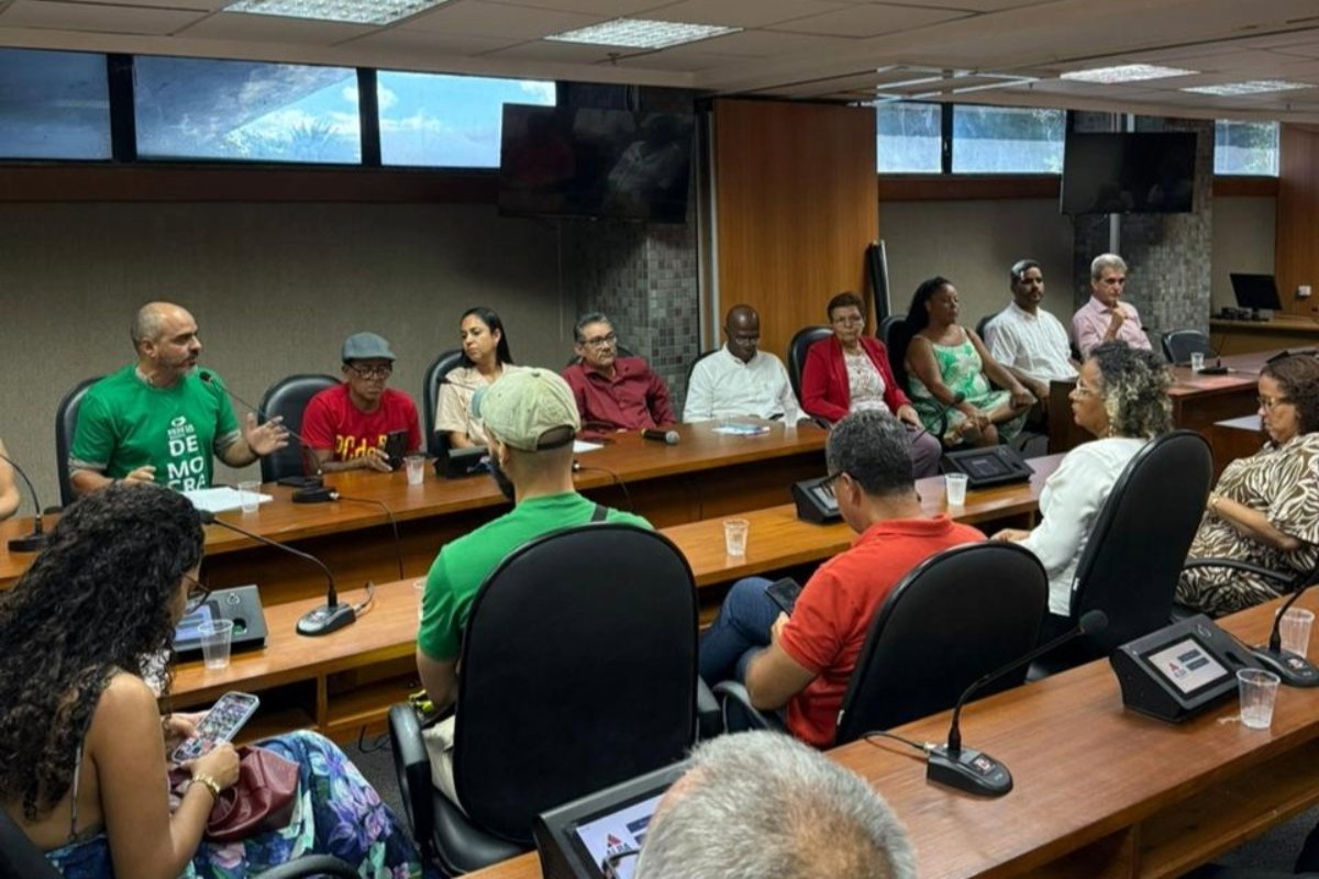 Partidos de esquerda lançam frente permanente em defesa da democracia durante ato na AL-BA - 