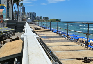 Passarela para ambulantes no circuito Barra-Ondina entra na fase final de montagem - 