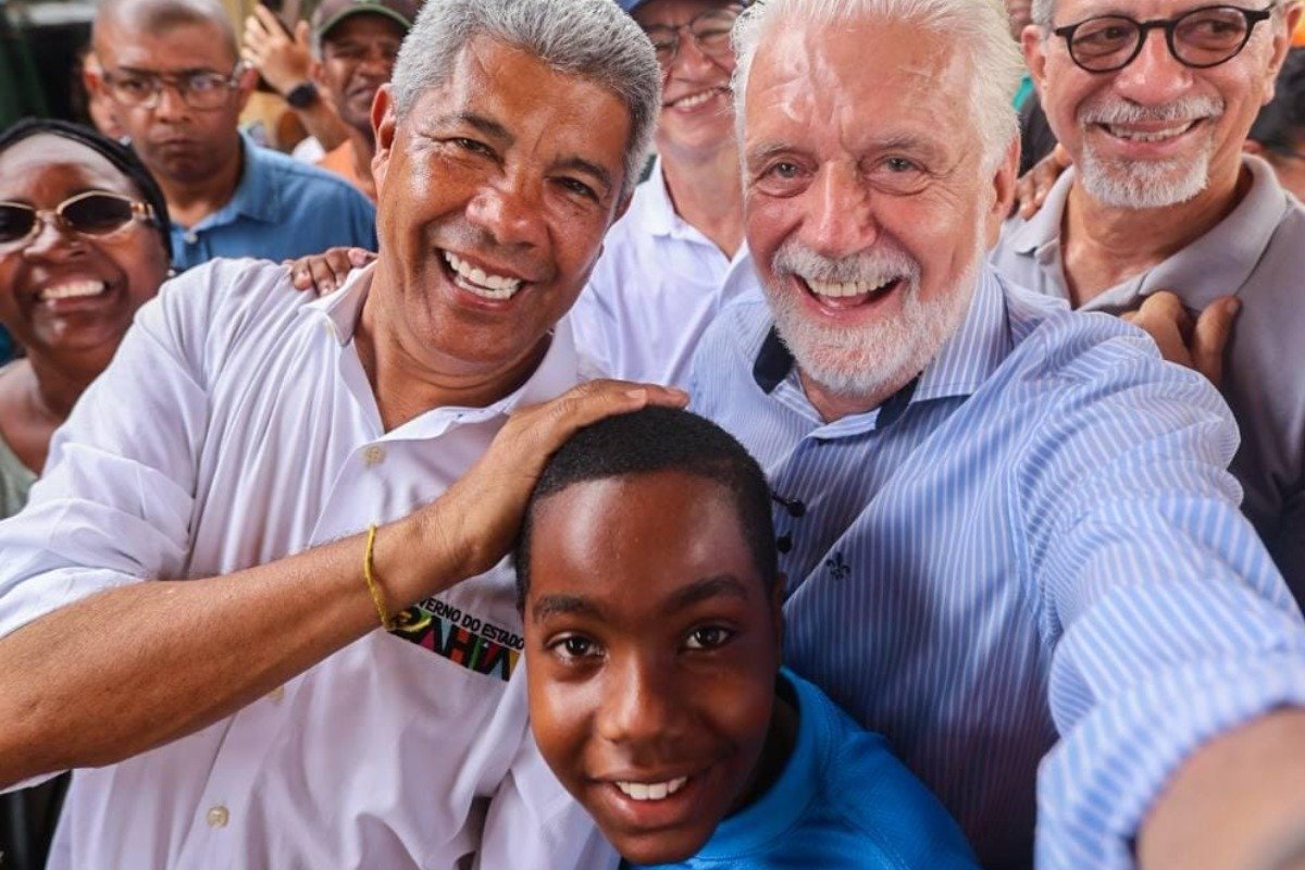 Moradores participam da primeira viagem do VLT no Subúrbio Ferroviário - 