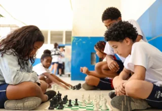 Um ano sem celular em sala: MEC vai medir efeitos da lei que mudou rotina escolar no Brasil - 