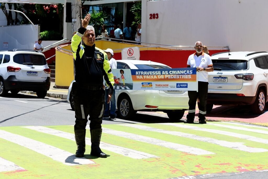 Volta às aulas: Transalvador promove ações de conscientização e organização do tráfego em colégios da capital
