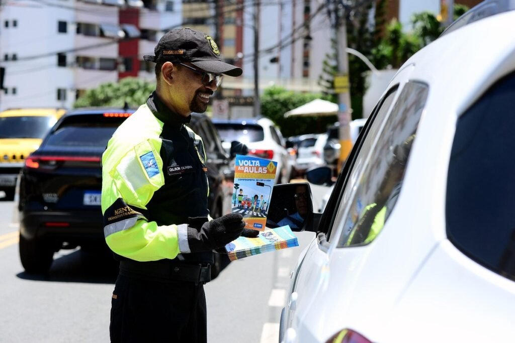 Volta às aulas: Transalvador promove ações de conscientização e organização do tráfego em colégios da capital
