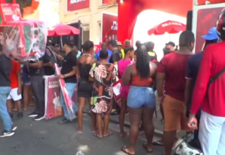 Prefeitura entrega kits e cartões de transporte para ambulantes do Carnaval de Salvador até esta sexta-feira - 