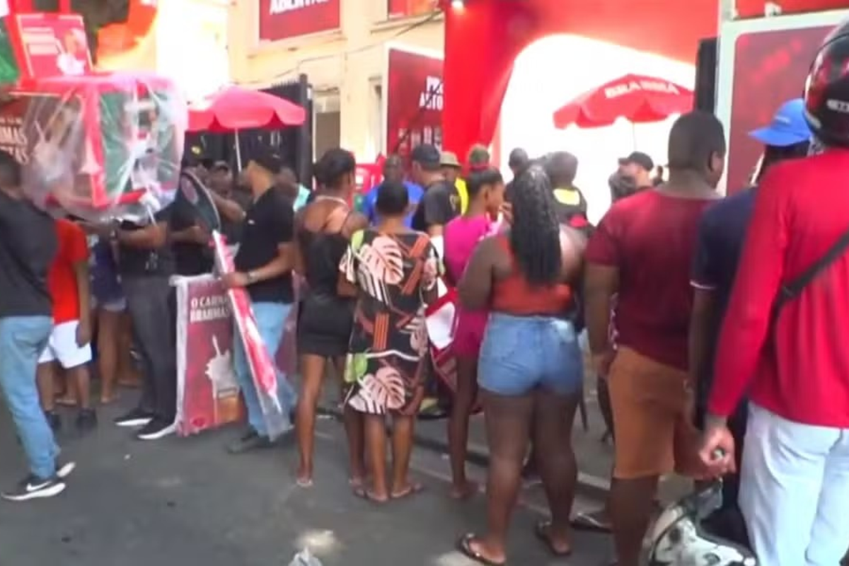 Prefeitura entrega kits e cartões de transporte para ambulantes do Carnaval de Salvador até esta sexta-feira - 