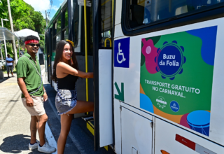 Prefeitura de Salvador cria ‘Buzu da Folia’ com transporte gratuito 24h durante o Carnaval 2026 - 