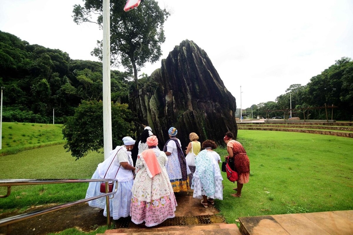 Caminhada da Pedra de Xangô reúne fiéis e movimentos culturais neste domingo em Salvador - 