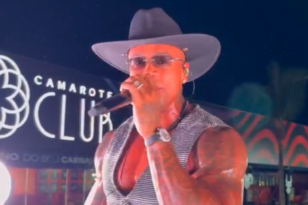 Léo Santana comanda Pipoco e arrasta multidão no pré-Carnaval de Salvador - 