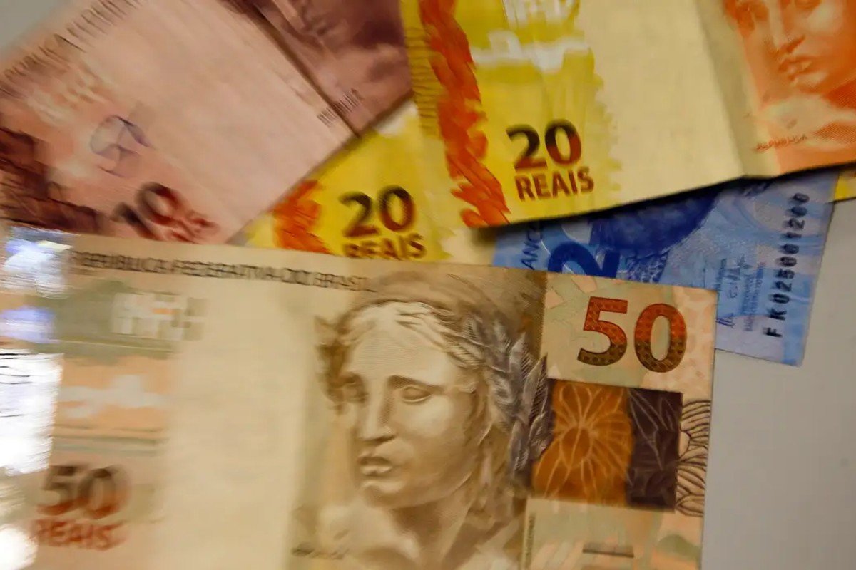 Novo salário mínimo de R$ 1.621 começa a valer nesta segunda-feira - 