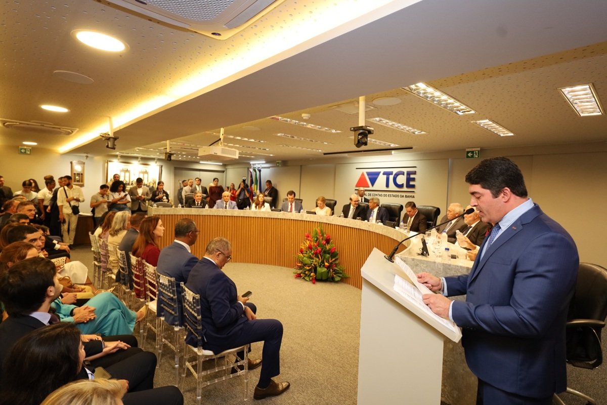 Otto Alencar Filho toma posse no TCE-BA e diz que atuará com espírito democrático e republicano - 