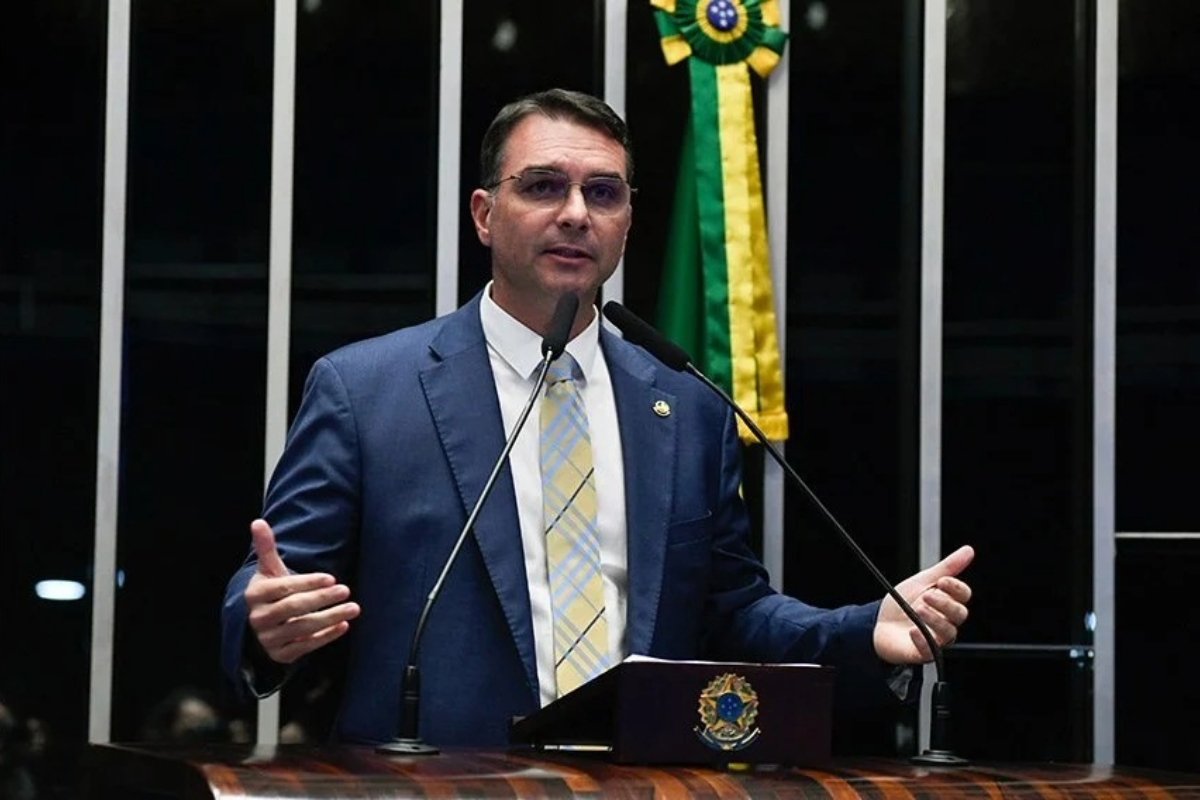 Pesquisa Meio/Ideia mostra Flávio Bolsonaro em ascensão e empate técnico com Lula no segundo turno - 