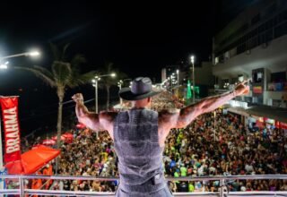 Léo Santana comanda Pipoco e arrasta multidão no pré-Carnaval de Salvador - 