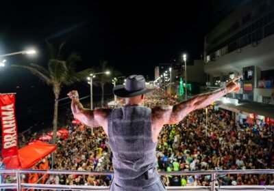 Léo Santana comanda Pipoco e arrasta multidão no pré-Carnaval de Salvador - 