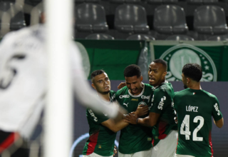 Palmeiras domina jogo aéreo, goleia Vitória por 5 a 1 e vence a primeira na Série A - 