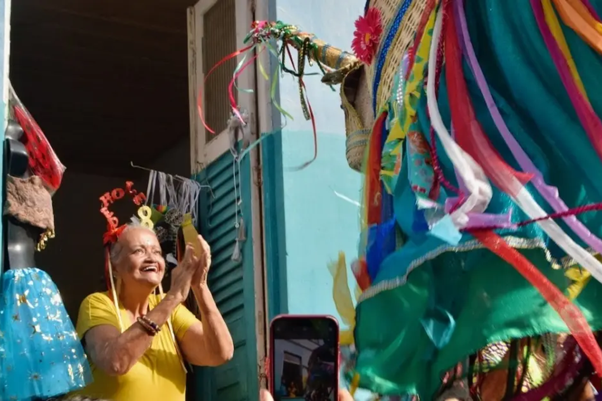 Santo Antônio Além do Carmo inicia pré-Carnaval com desfile de 15 blocos de rua nesta quinta-feira - 