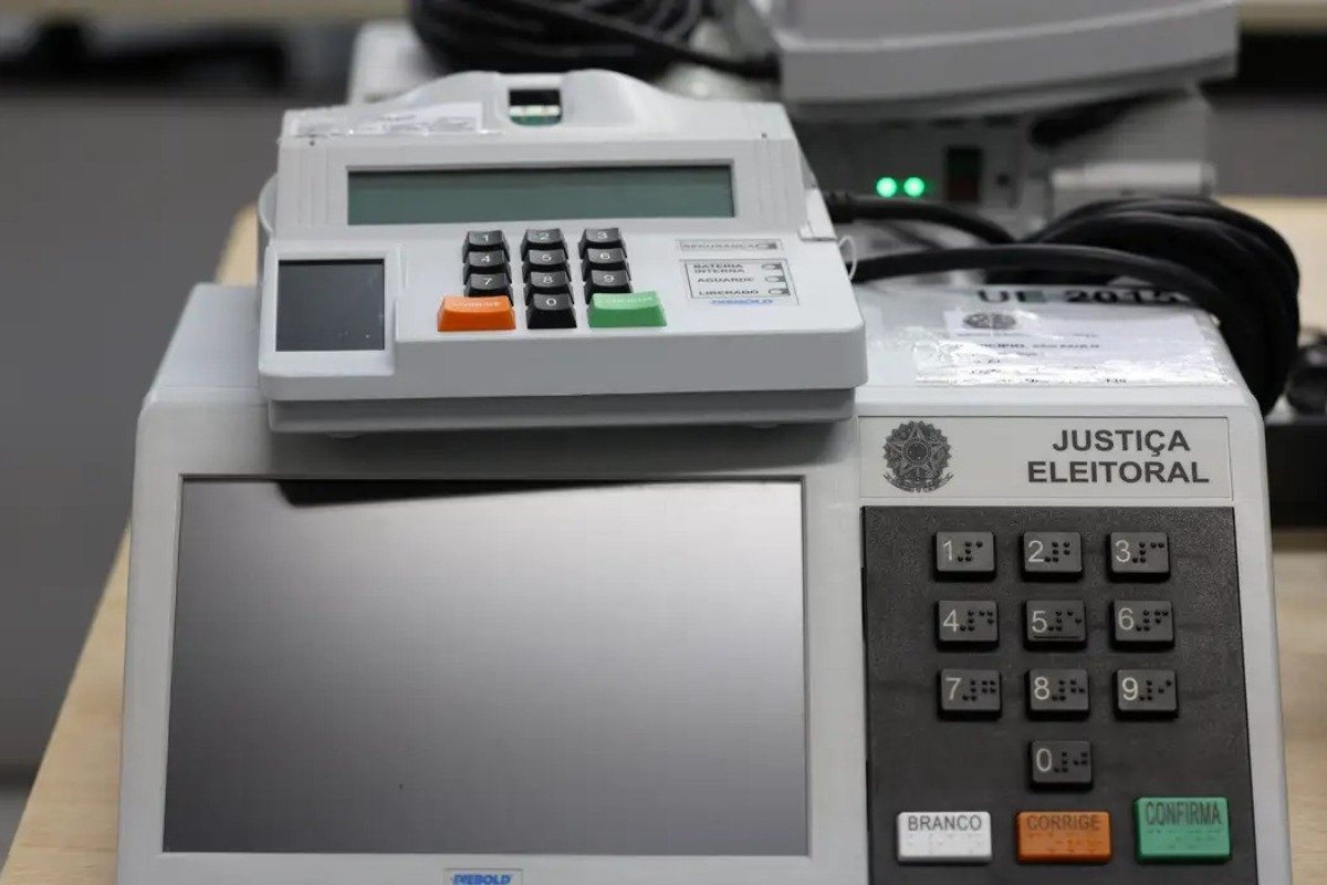 Fake news sobre urnas eletrônicas lideram desinformação eleitoral no Brasil, revela pesquisa -